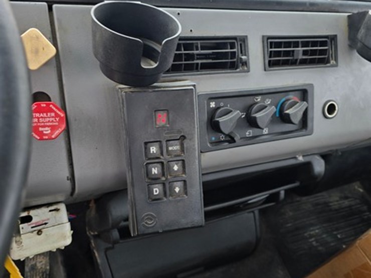 2000-freightliner-fl70-image-28