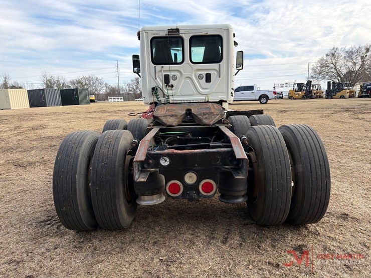 2013-freightlinerday-cab-truck-tractor-image-4