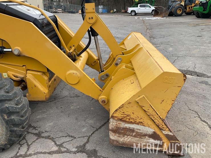 2017-caterpillar-420f2-image-50