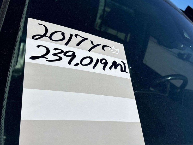 2017-chevrolet-suburban-image-31