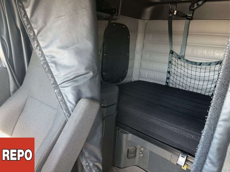 2022-freightliner-cascadia-t/a-sleeper-tractor-image-17