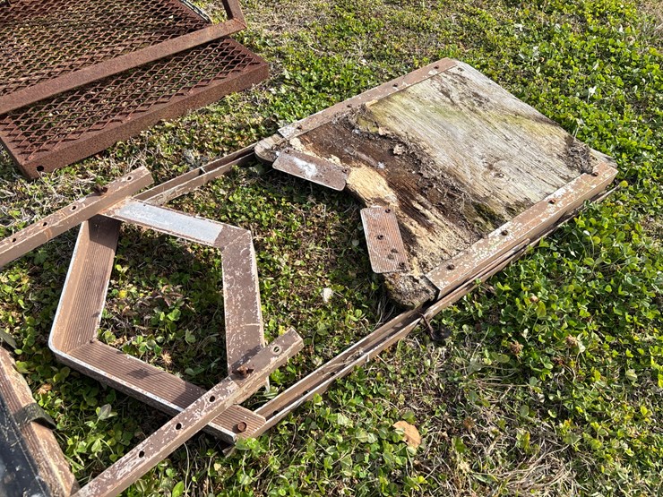 #389-•-lot-of-2-climber-stands-image-9