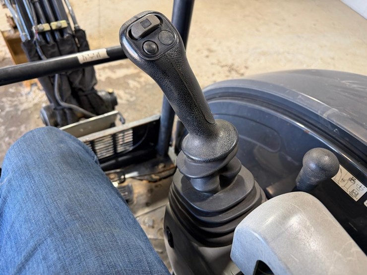 2016-deere-26g-image-21