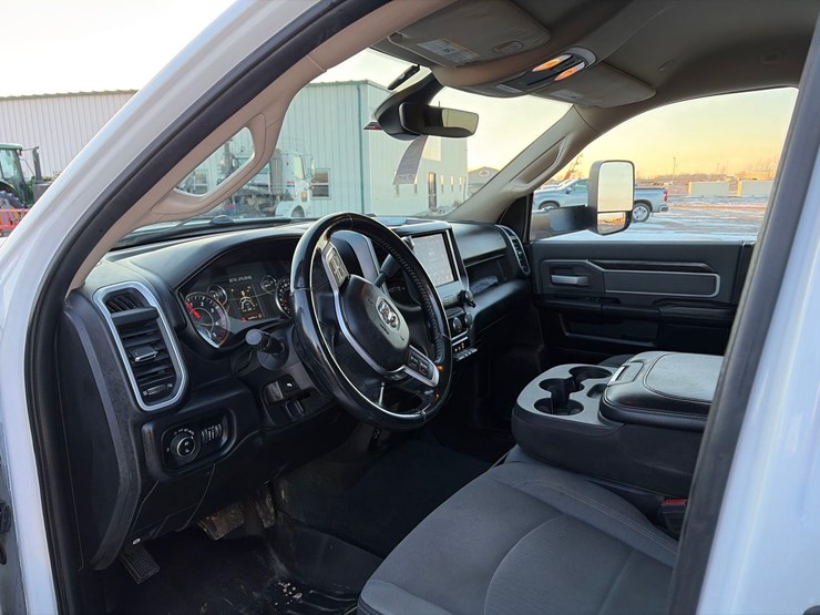 2020-ram-2500-big-horn-image-12