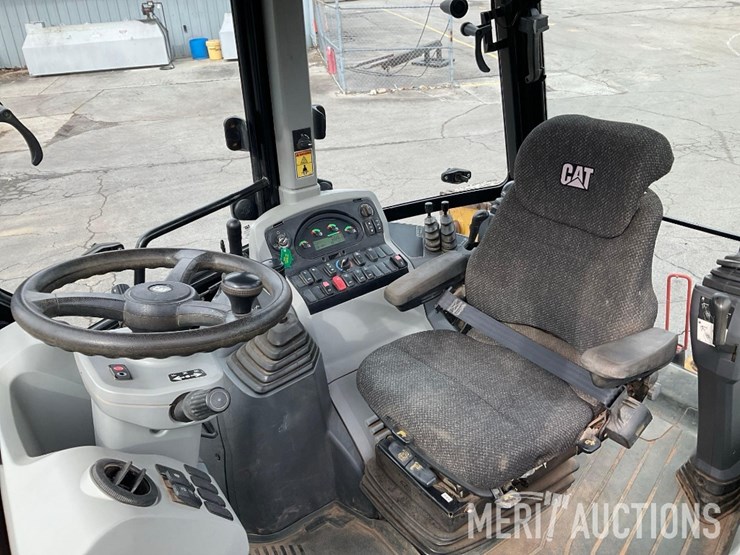 2017-caterpillar-420f2-image-53