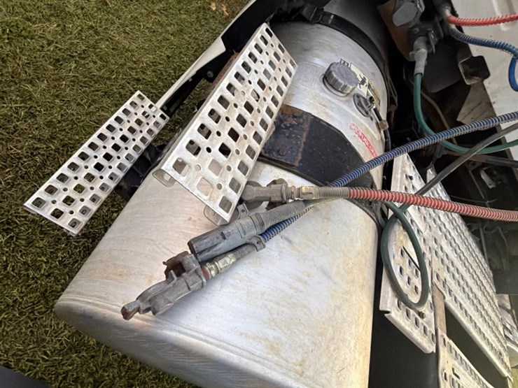 2015-volvo-sleeper-truck-tractor-image-14