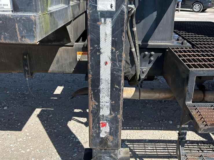 2010-freightliner-m2-106-image-34