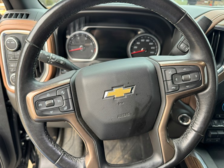 2021-chevrolet-3500hd-image-43