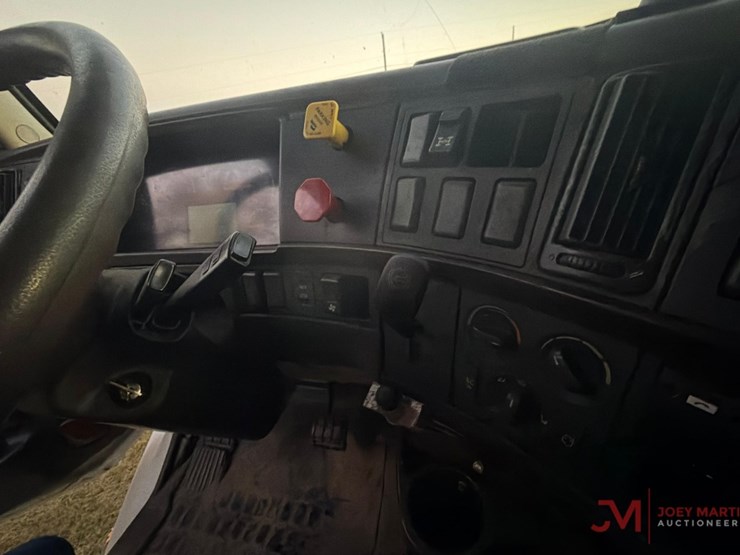 2015-volvo-sleeper-truck-tractor-image-13