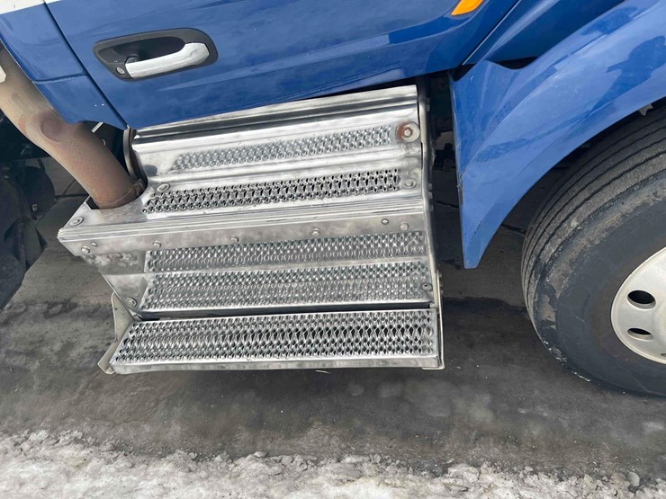 2016-peterbilt-semi-image-7