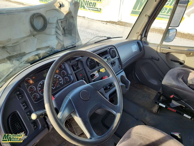 2005-freightliner-m2-106-image-18