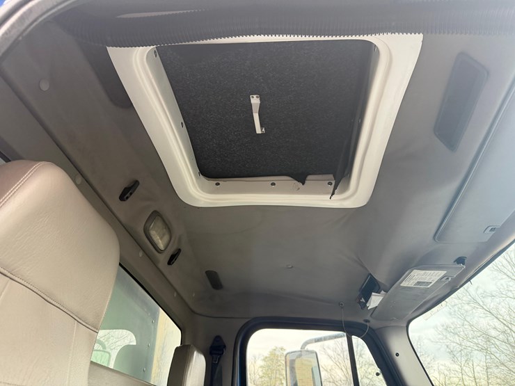 2014-freightliner-m2-106-image-4