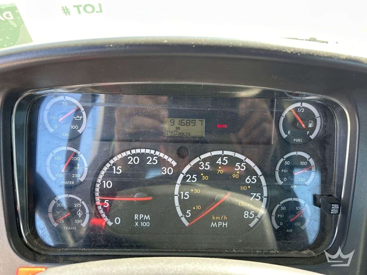 2010-freightliner-m2-106-image-16