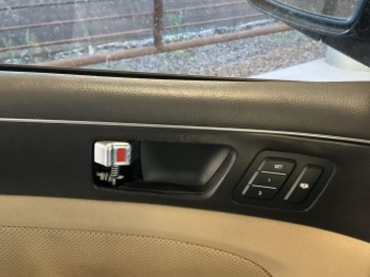 2012-hyundai-genesis-sdn-image-23