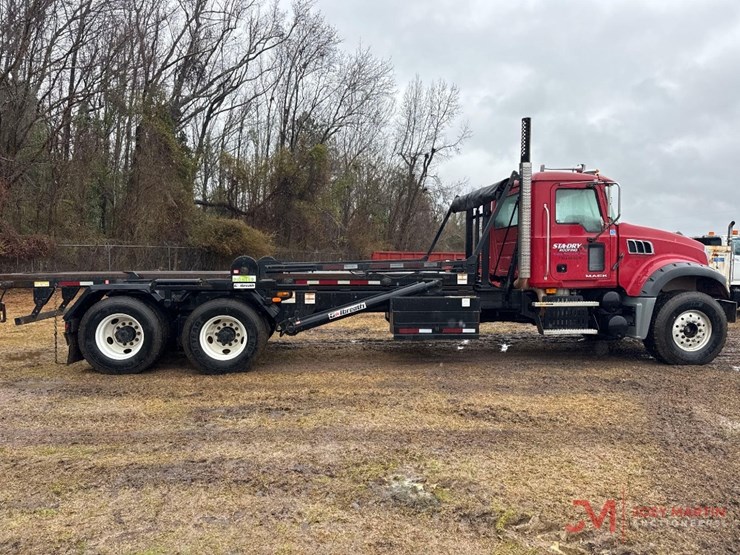 2010-mack-gu713-granite-roll-off-truck-image-2