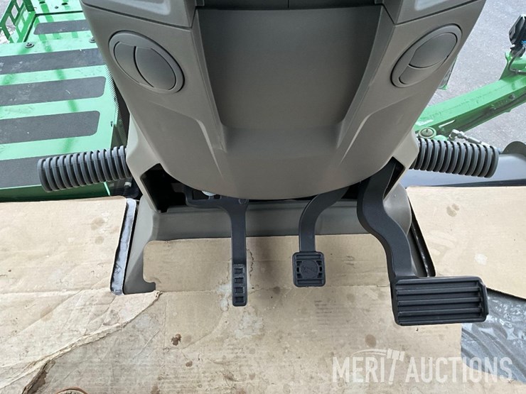 2023-john-deere-400r-image-42