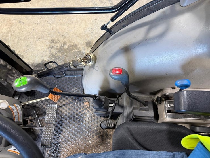 2016-mahindra-2565-image-23