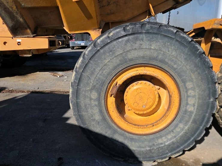 2005-deere-300d-image-15