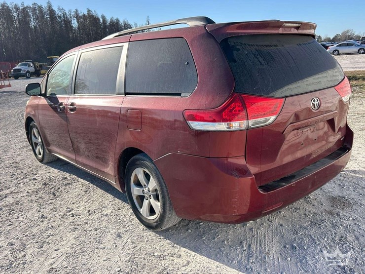 2011-toyota-sienna-image-4