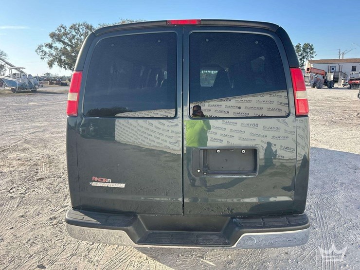 2017-chevrolet-express-3500-image-21