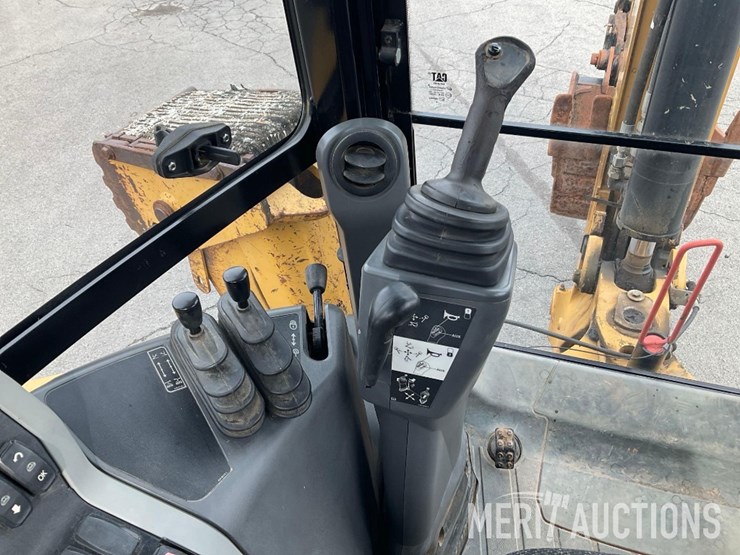 2017-caterpillar-420f2-image-56