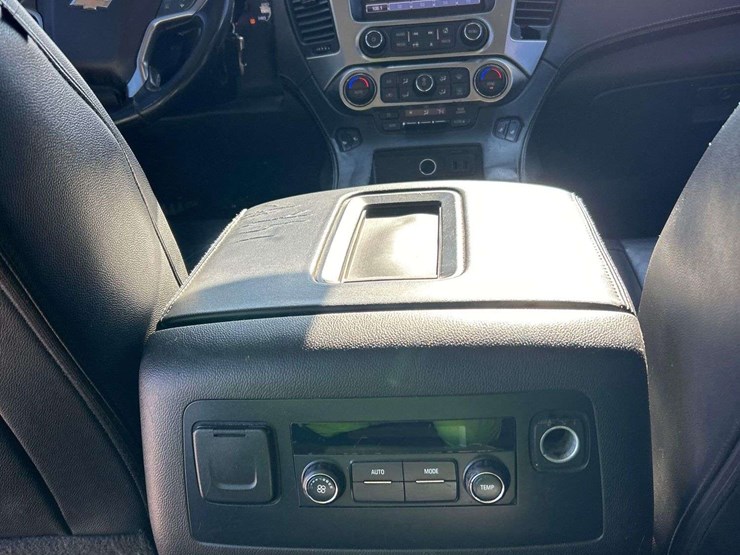 2017-chevrolet-suburban-image-23