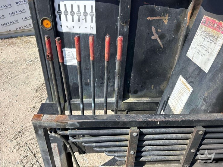 2010-freightliner-m2-106-image-23