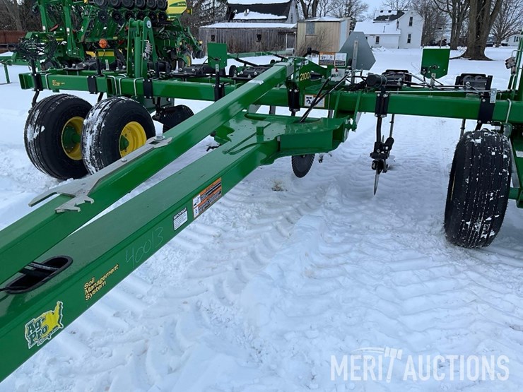 2023-john-deere-2100-image-8