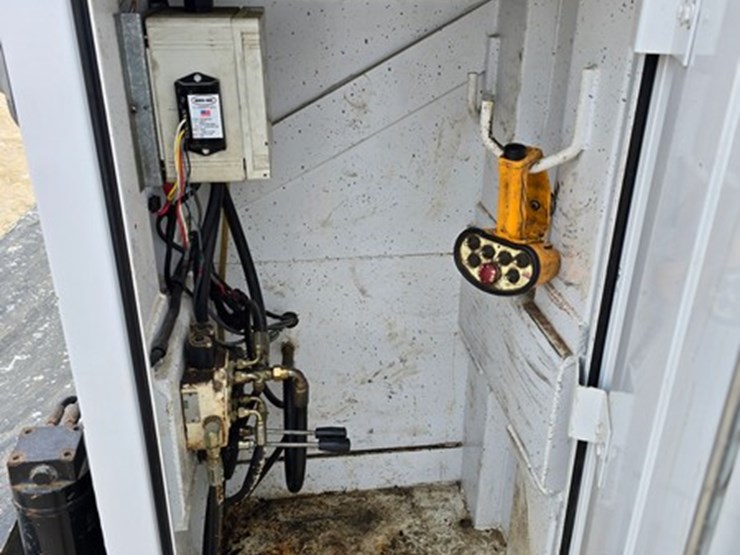 2000-freightliner-fl70-image-19