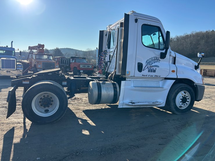 2014-freightliner-cascadia-125-image-4