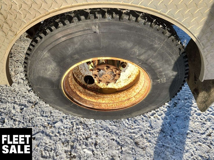 2005-freightliner-m2-106-image-13