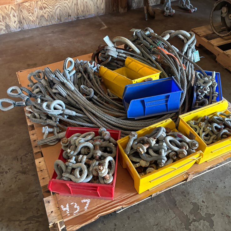 #437 • LOT OF HARNESSES AND SHACKLES