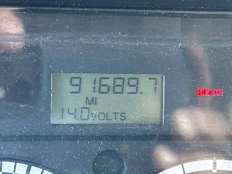 2010-freightliner-m2-106-image-6