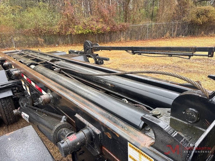 2010-mack-gu713-granite-roll-off-truck-image-22