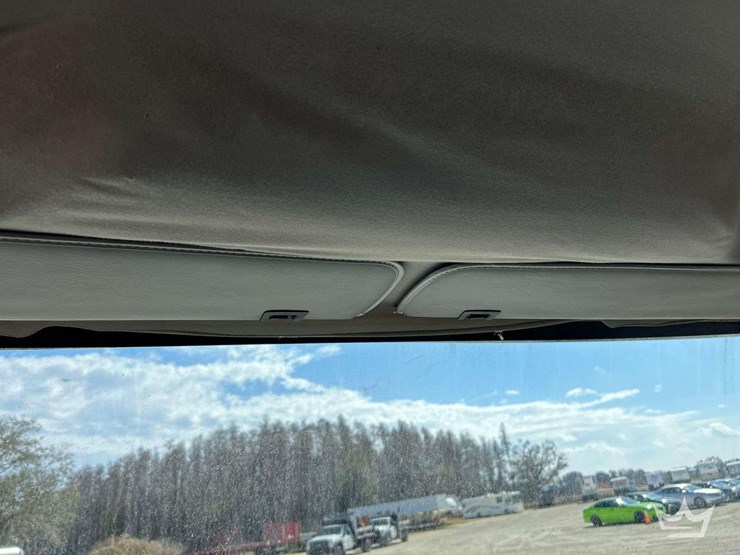 2010-freightliner-m2-106-image-20