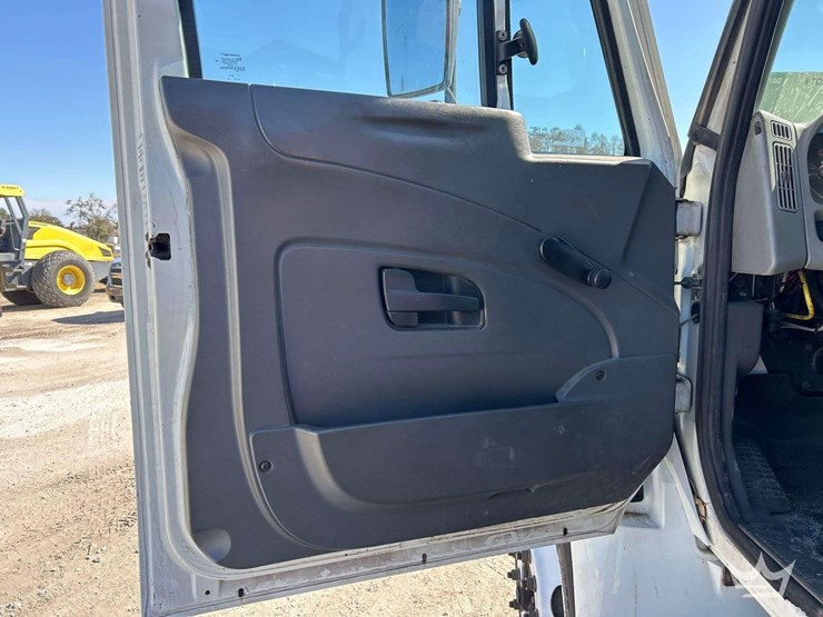 2013-international-durastar-4300-image-10