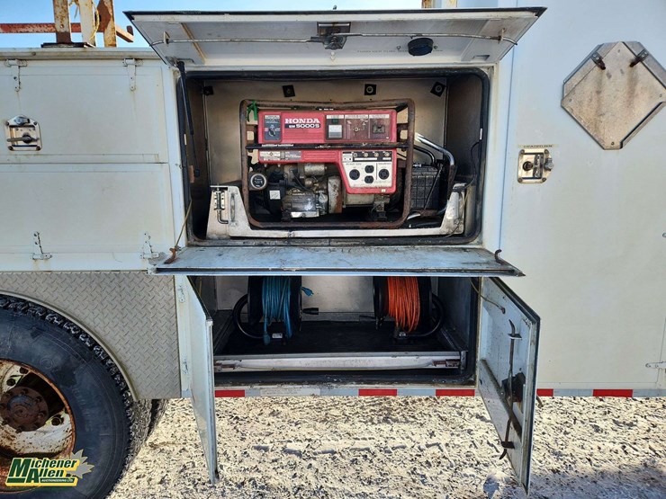 2005-freightliner-m2-106-image-34