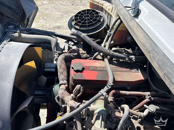 2010-freightliner-m2-106-image-7