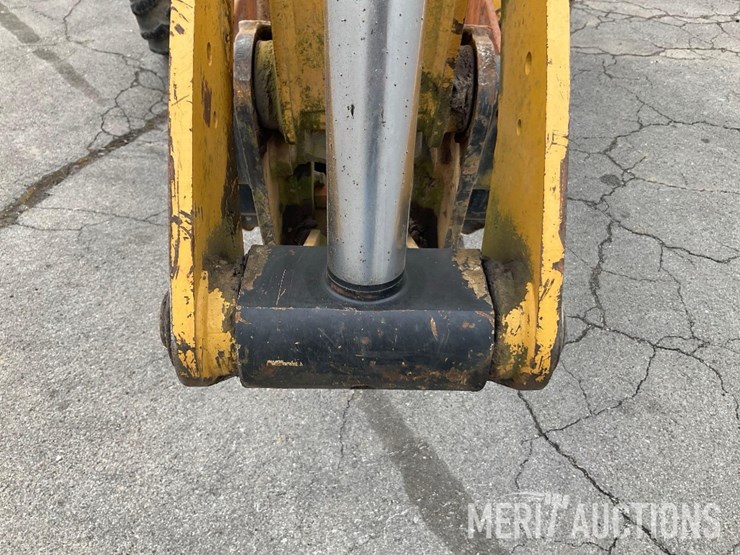 2017-caterpillar-420f2-image-32