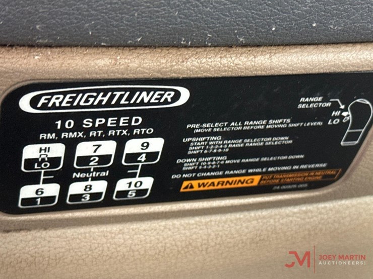 2013-freightlinerday-cab-truck-tractor-image-31