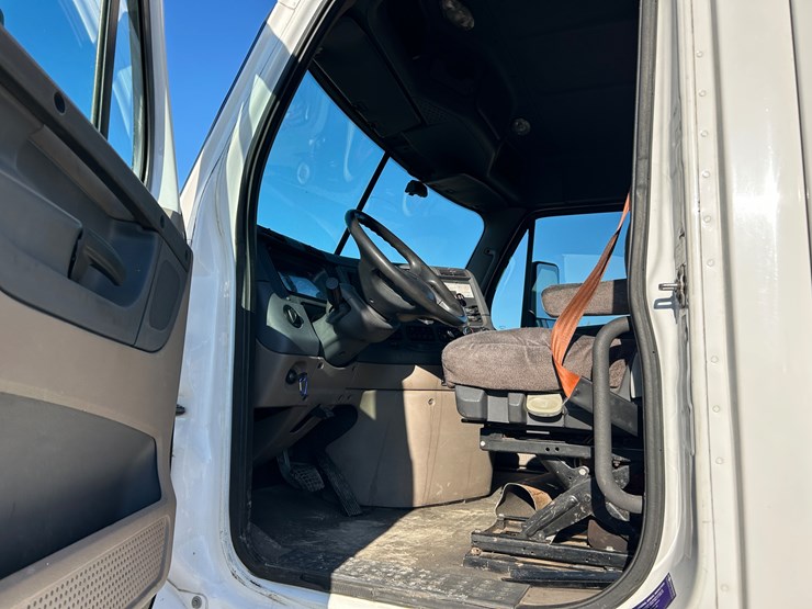 2014-freightliner-cascadia-125-image-10