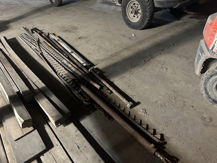 #38474-•-lot-of-header-sickles,-hydraulic-cylinder,-&-misc-image-3