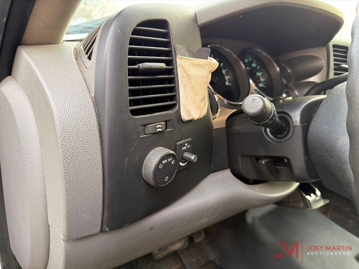 2013-chevrolet-2500-image-26