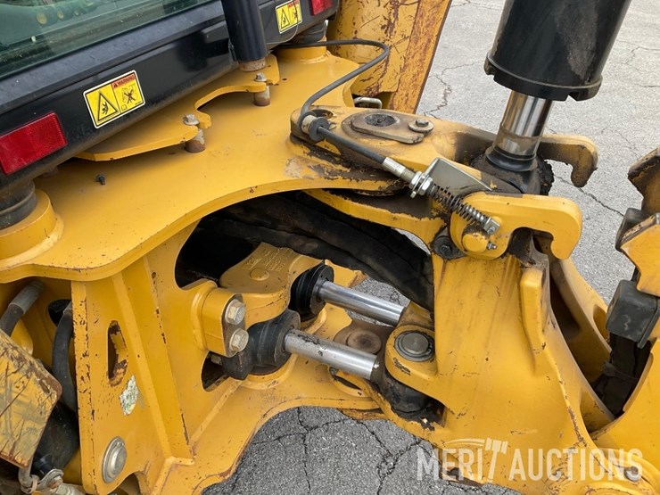 2017-caterpillar-420f2-image-28