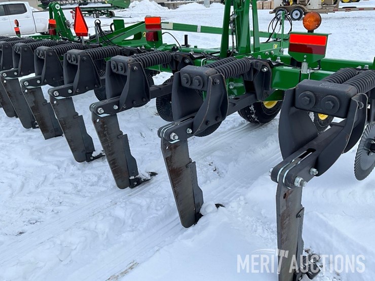 2023-john-deere-2100-image-15