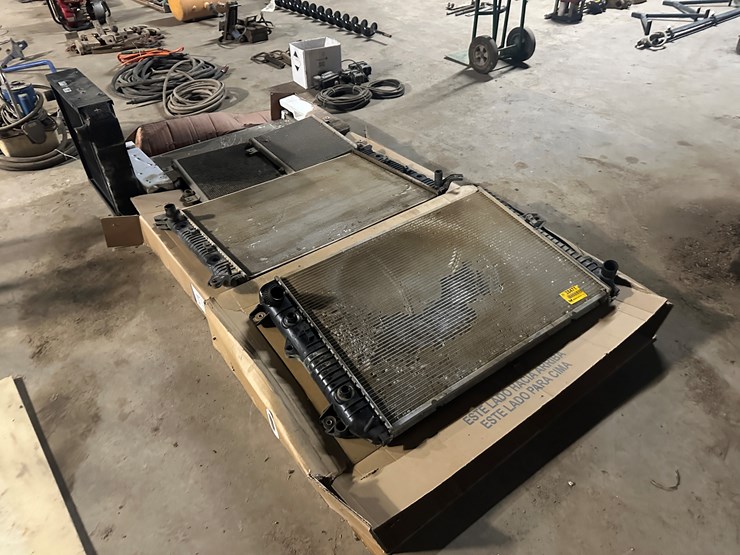 #38471-•-lot-of-radiators-&-misc-parts-image-2