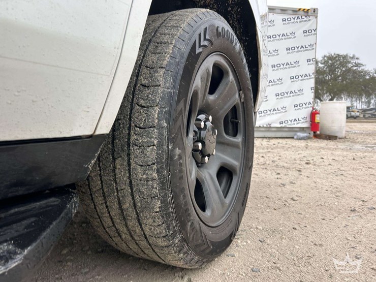 2023-chevrolet-tahoe-image-28