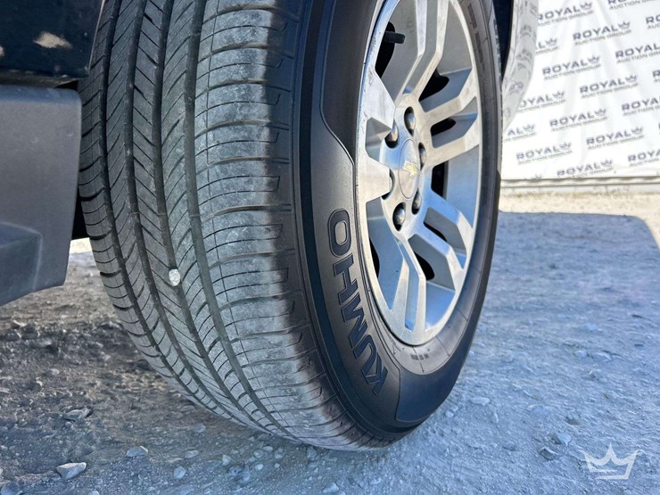 2017-chevrolet-suburban-image-26