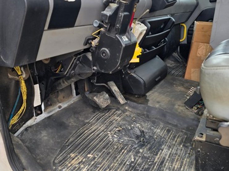 2000-freightliner-fl70-image-25