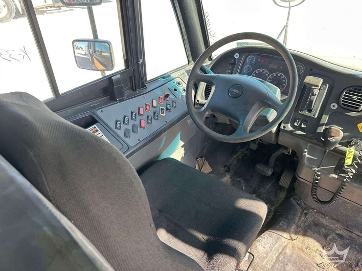 2011-freightliner-b2-image-11